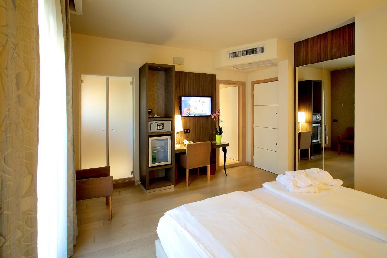 Hotel Galvani Torri Del Benaco Bagian luar foto