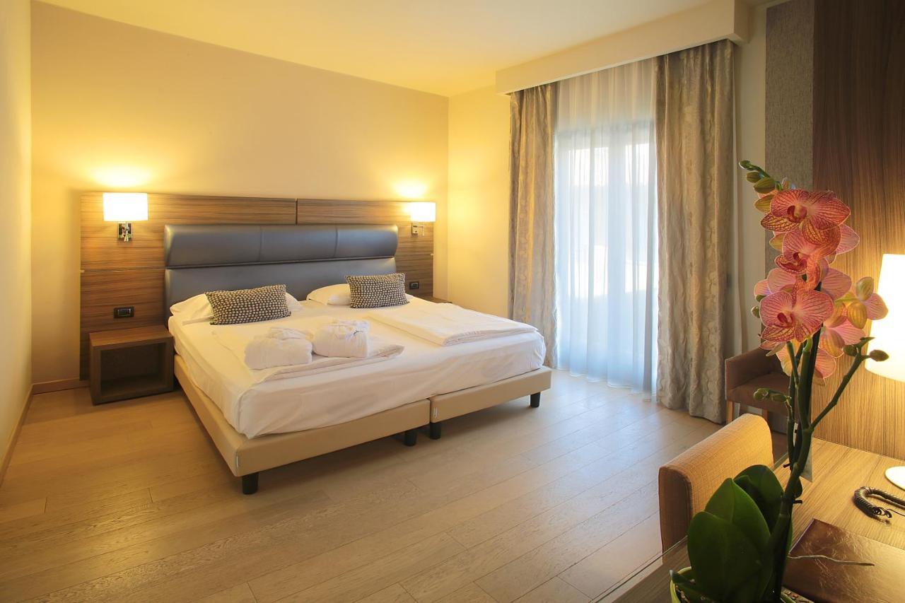 Hotel Galvani Torri Del Benaco Bagian luar foto