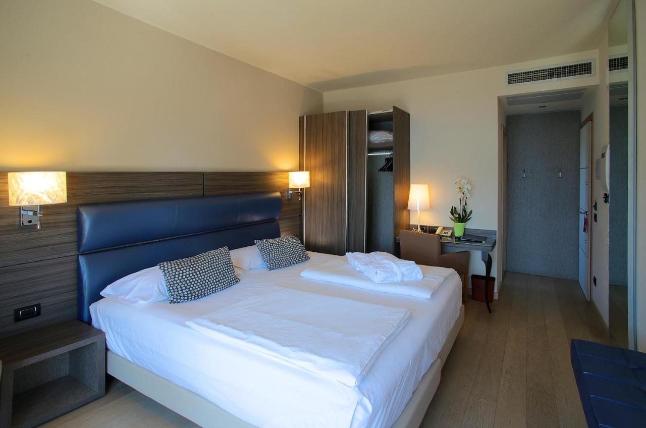 Hotel Galvani Torri Del Benaco Bagian luar foto