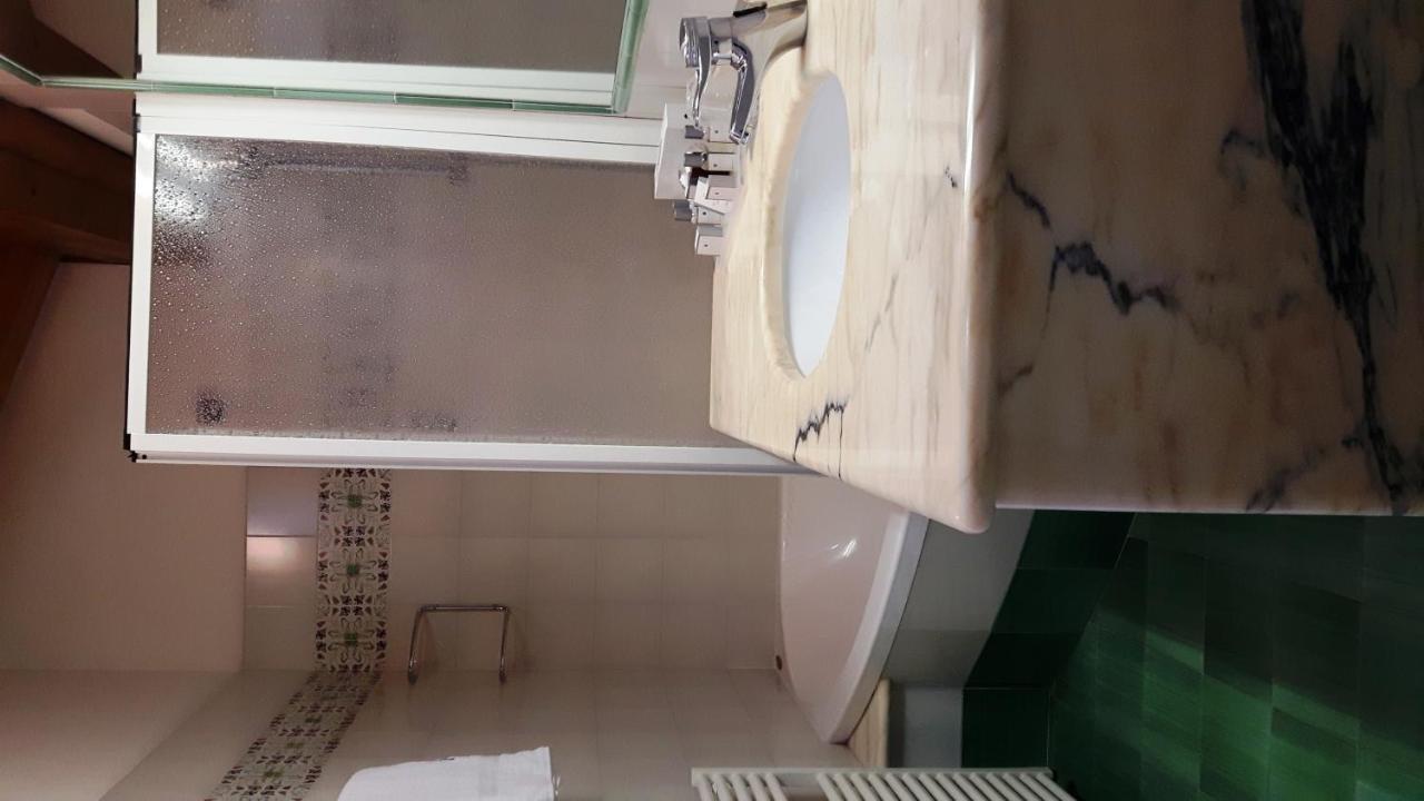 Hotel Galvani Torri Del Benaco Bagian luar foto