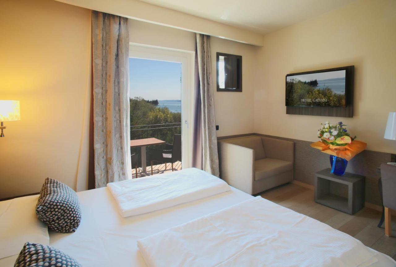 Hotel Galvani Torri Del Benaco Bagian luar foto