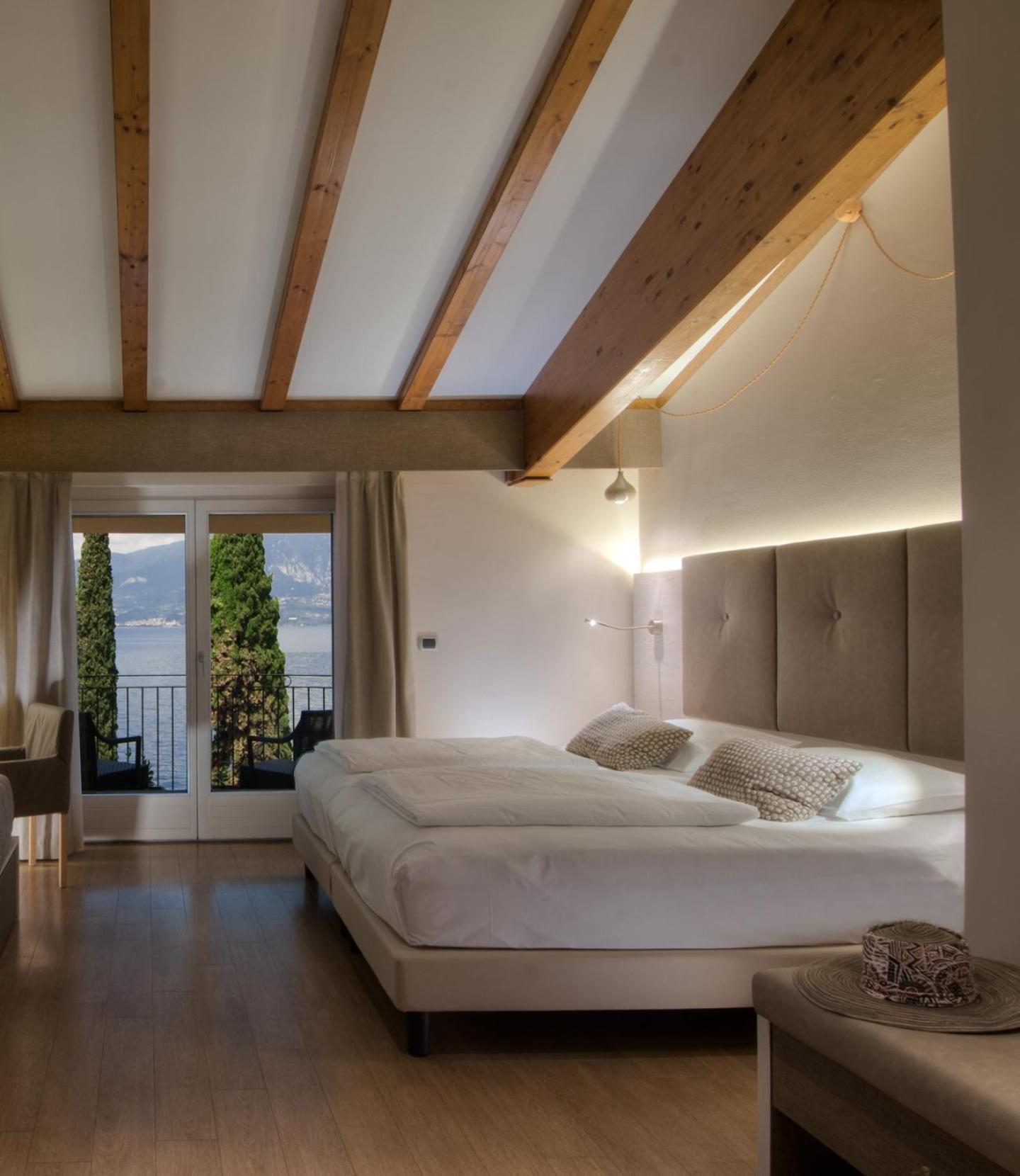 Hotel Galvani Torri Del Benaco Bagian luar foto