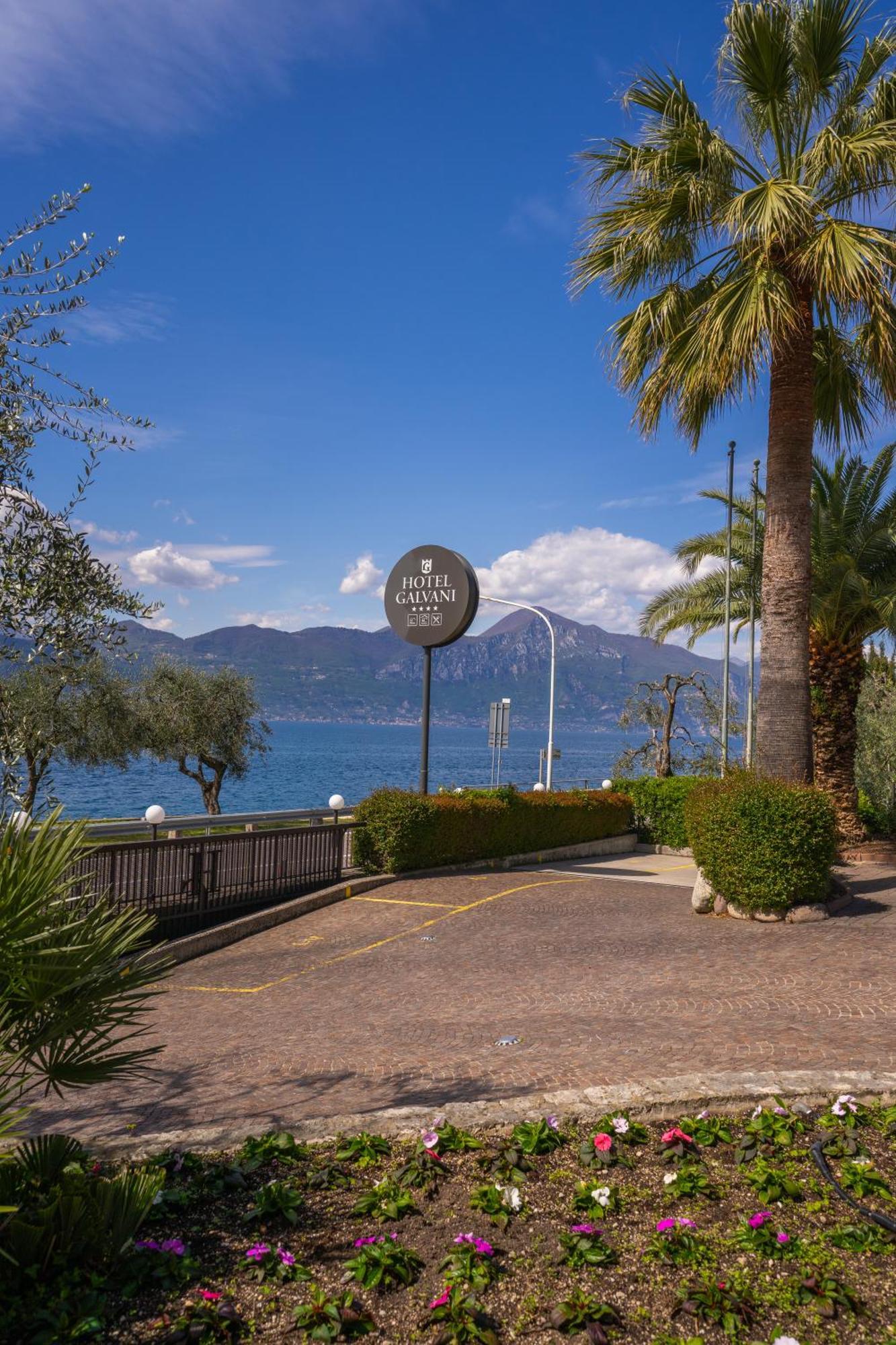 Hotel Galvani Torri Del Benaco Bagian luar foto