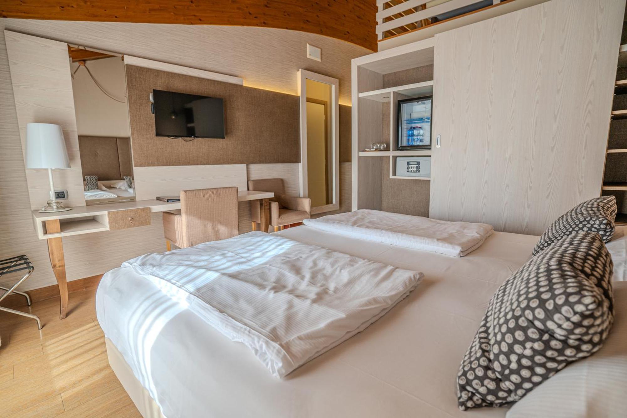 Hotel Galvani Torri Del Benaco Bagian luar foto