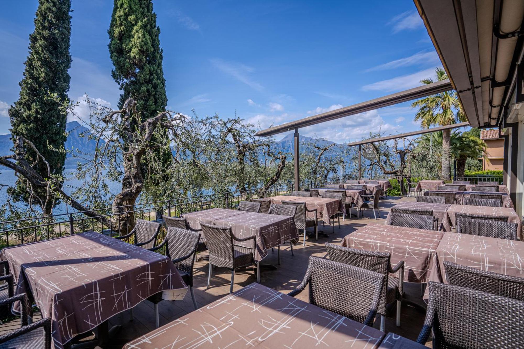Hotel Galvani Torri Del Benaco Bagian luar foto