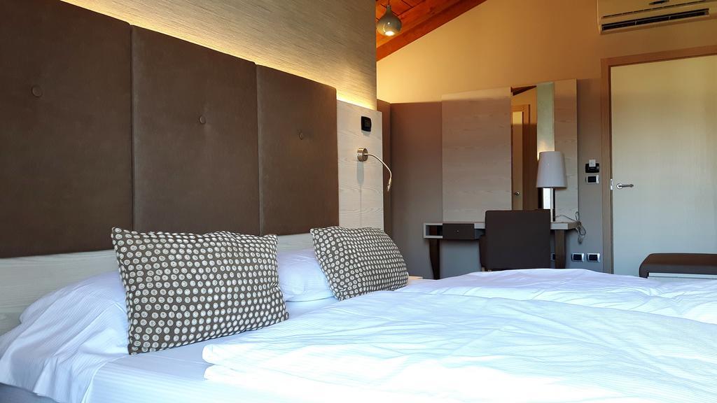 Hotel Galvani Torri Del Benaco Bagian luar foto