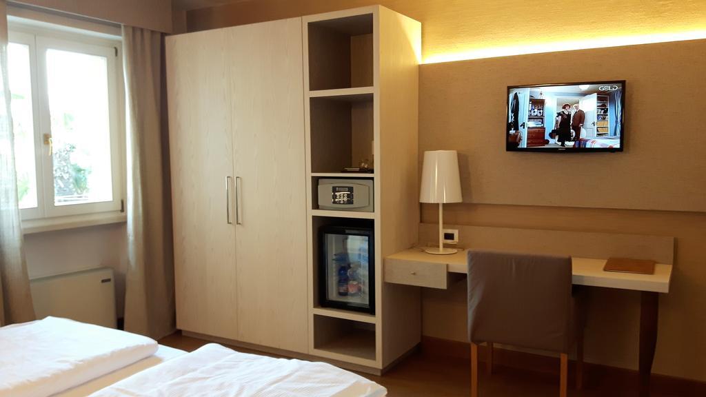 Hotel Galvani Torri Del Benaco Bagian luar foto