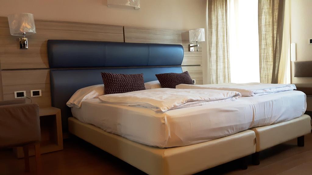 Hotel Galvani Torri Del Benaco Bagian luar foto