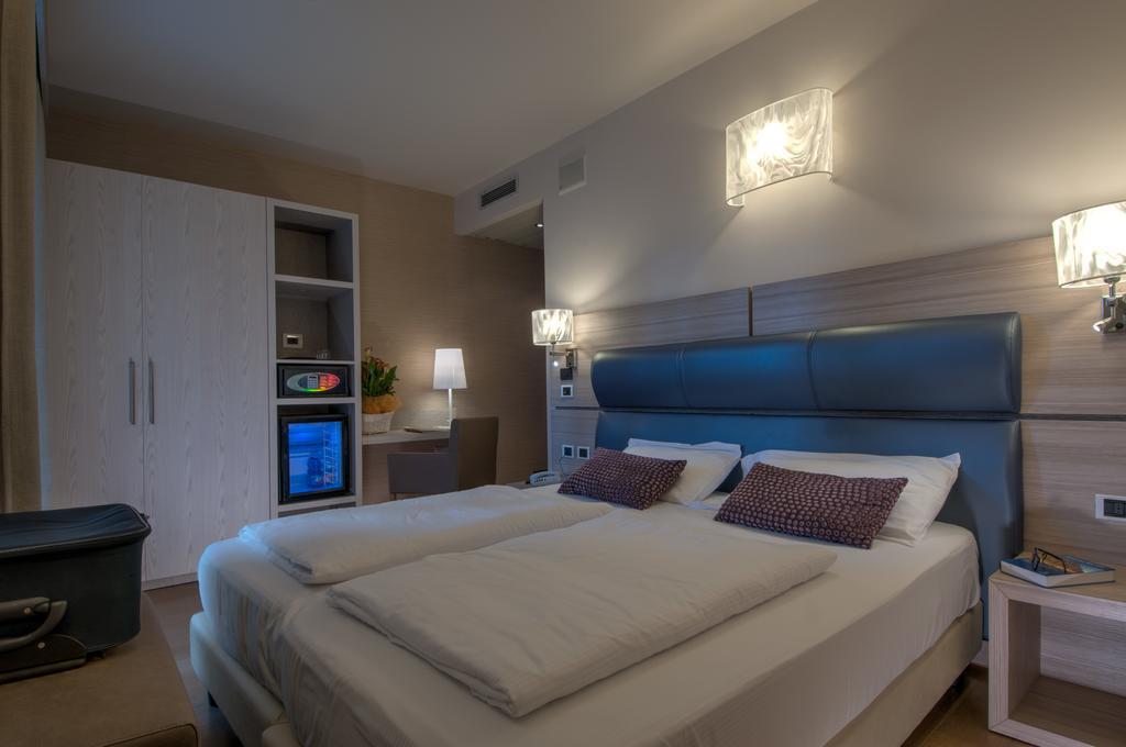 Hotel Galvani Torri Del Benaco Bagian luar foto