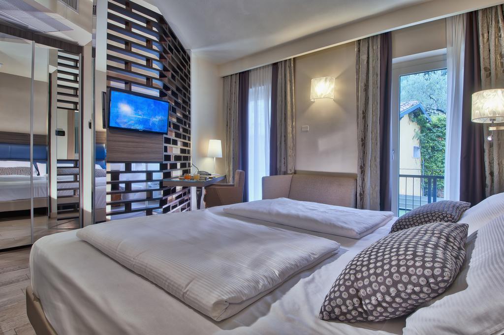 Hotel Galvani Torri Del Benaco Bagian luar foto