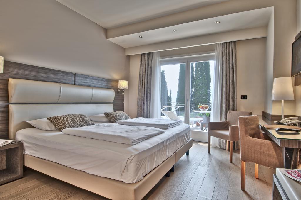 Hotel Galvani Torri Del Benaco Bagian luar foto