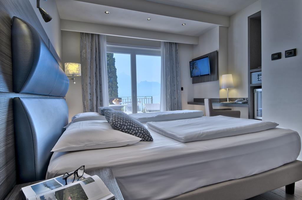 Hotel Galvani Torri Del Benaco Bagian luar foto